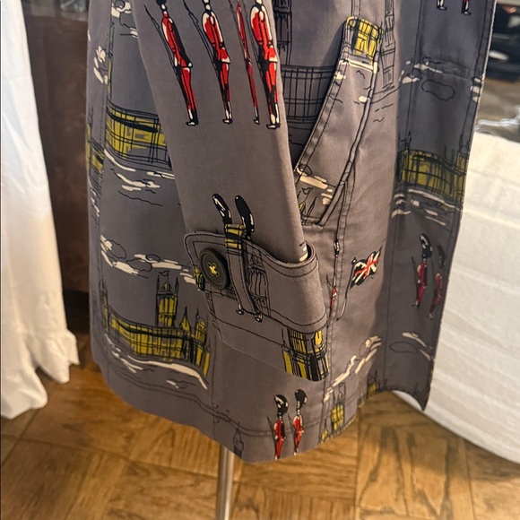 Boden Rainy Day Mac raincoat with Yellow, Red and Black Cityscape US 6 - Picture 5 of 13